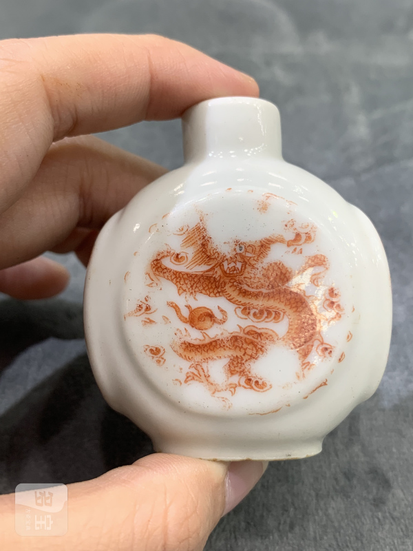 清晚期矾红云龙纹鼻烟壶 - 图2